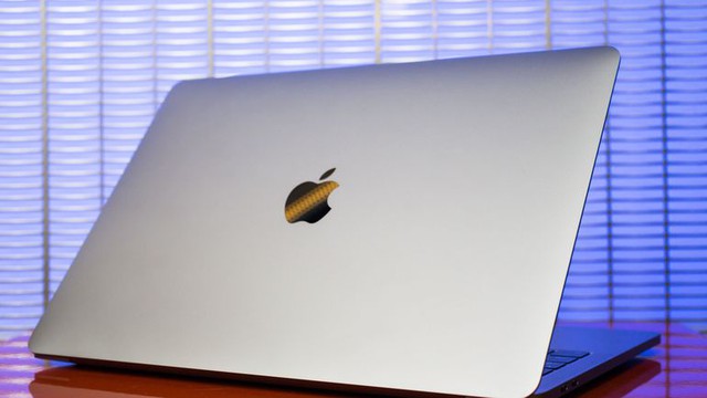  Logo của Apple ở trên Macbook Pro 