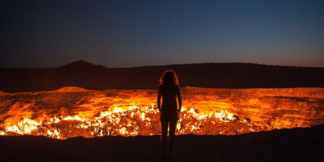  Tại giữa sa mạc Karakum của Turkmenistan, một cái hố khổng lồ luôn hừng hực cháy suốt hơn 40 năm qua, và vẫn chưa có dấu hiệu sẽ sớm lụi tàn. Chiếc hố này là tác phẩm của các nhà địa chất học Liên Xô cách đây hơn 40 năm, và rừng lửa bên trong nó chưa bao giờ tắt từ đó đến nay. Vì thế, nó được gọi là “cánh cửa đến địa ngục”. 