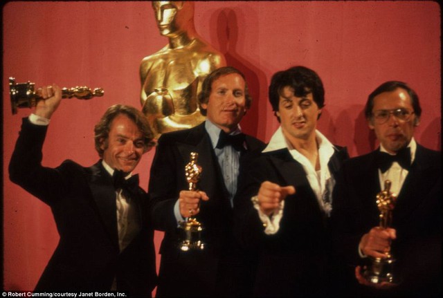  Sylvester Stallone cùng đoàn làm phim nở nụ cười mãn nguyện tại lễ trao giải Oscar năm 1977 