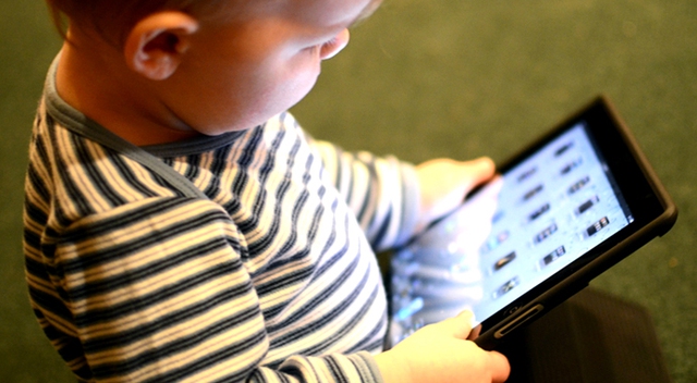  Nghiên cứu cho thấy trẻ em chơi điện thoại và máy tính bảng có thể bị chậm nói 