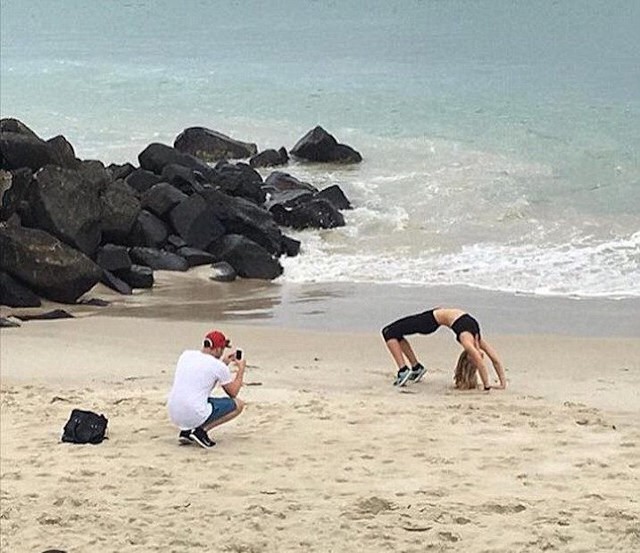  Theo những gì được kể lại, anh chàng này đã bị cháy nắng rất nặng do phải chụp tới 30.000 kiểu ảnh bạn gái tập Yoga trên bãi biển 