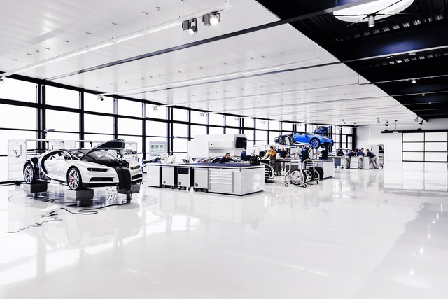 
Trước khi bước vào nơi sản xuất Chiron, 20 kỹ sư của Bugatti phải đảm bảo mọi thứ thật sạch sẽ, kể cả đế giày. Mỗi chiếc xe được hoàn thành trong 6 tháng.
