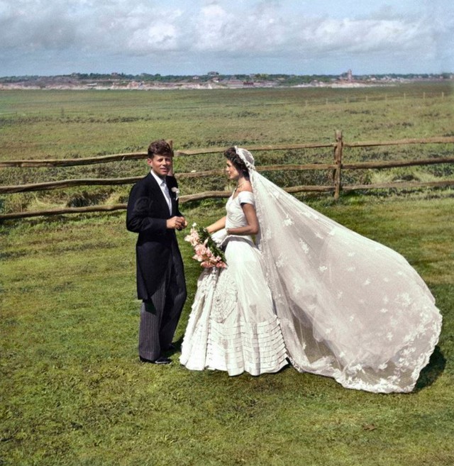  Ảnh cưới của Thượng nghị sĩ John F. Kennedy và bà Jacqueline Kennedy năm 1953. 