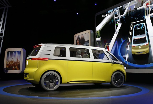  Volkswagen cho biết chiếc xe của họ được tích hợp cảm biến ánh sáng, radar, camera và cảm biến siêu âm, điều này giúp nó có thể hoạt động hoàn toàn tự động. 