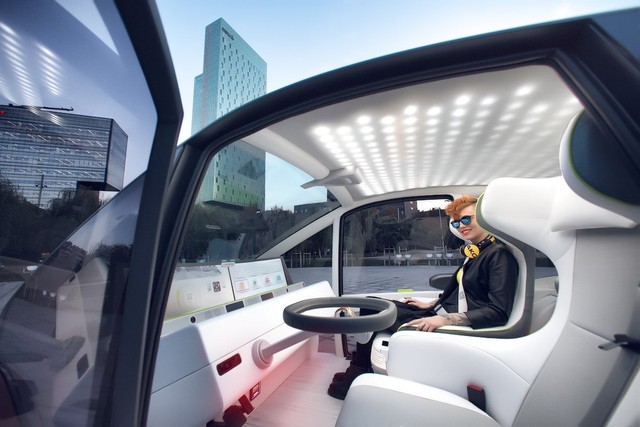 
Bên trong xe là một màn hình cảm ứng khổng lồ của Harman hỗ trợ điều khiển bằng giọng nói và cử chỉ. Concept này còn có thêm màn hình hiển thị trực tiếp trên kính chắn gió để cảnh báo khi có vật cản phía trước.
