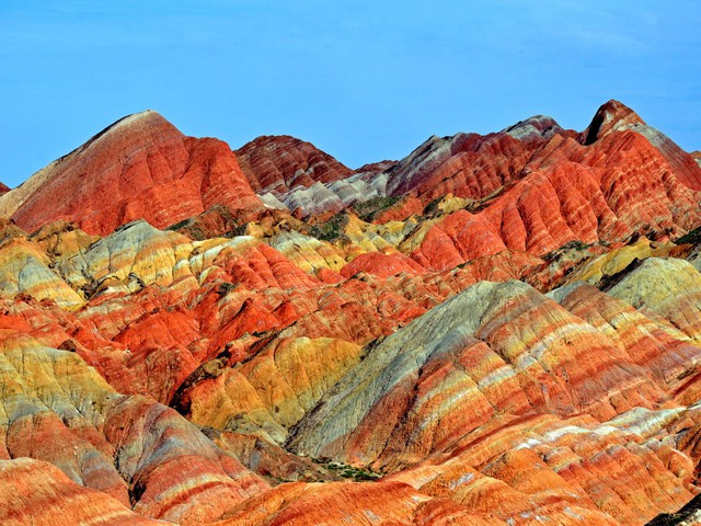  Dải núi cầu vồng Zhangye Danxia ở Trung Quốc được hình thành từ việc xói mòn đá sỏi đỏ cách đây 27 triệu năm. 