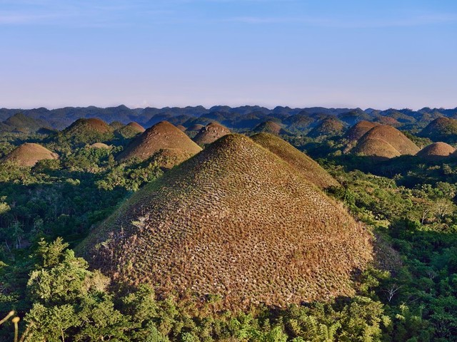  Khu đồi chocolate ở Philipines bao gồm 2000 ngọn đồi với kích thước tương tự nhau chúng được ví như những chiếc nón úp xuống bề mặt thảo nguyên xanh. Mỗi ngọn đồi thường có chiều cao trung bình từ 30m đến 50m và trải đều trên diện tích 50 km2. Điểm thú vị nhất là màu sắc của tất cả các ngọn đồi ở đây vào tất cả các mùa đều giống nhau và đổi màu theo các tháng trong năm. 
