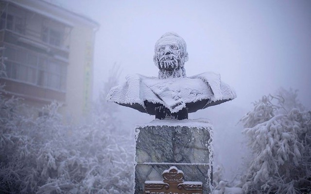  Thành phố Yakutsk có dân số vào khoảng 300.000 người. Vào mùa đông, khung cảnh nơi đây trông bí ẩn, huyền ảo như thể một xứ sở cổ tích với băng tuyết phủ trắng xóa và hơi sương luôn phủ dầy trong không gian 