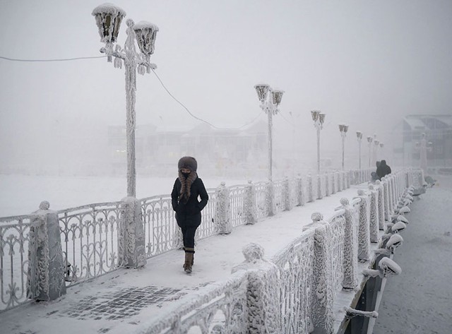  Nhiệt độ -50oC ở ngôi làng Oymyakon sẽ khiến những du khách mới tới đây gặp phải những “trục trặc” cơ thể, như Chapple, anh cảm tưởng băng giá đã nuốt chửng đôi chân anh, khiến nó tê cứng, nặng nề. Một ngày sống ở Oymyakon đã đủ khiến Chapple cảm thấy kiệt sức 