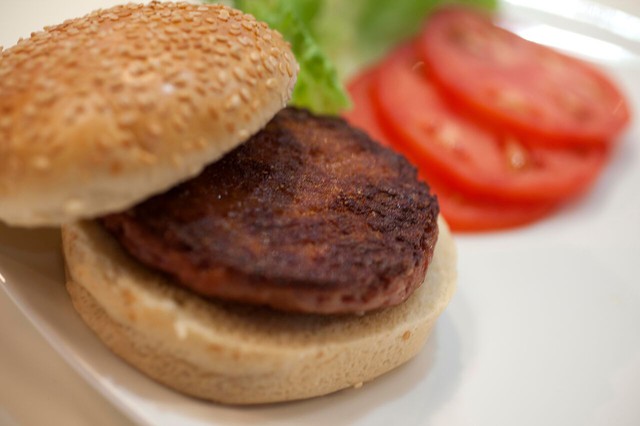  Đây là chiếc hamburger đầu tiên được làm từ thịt nhân tạo, nó có chi phí sản xuất tới 320.000 USD 