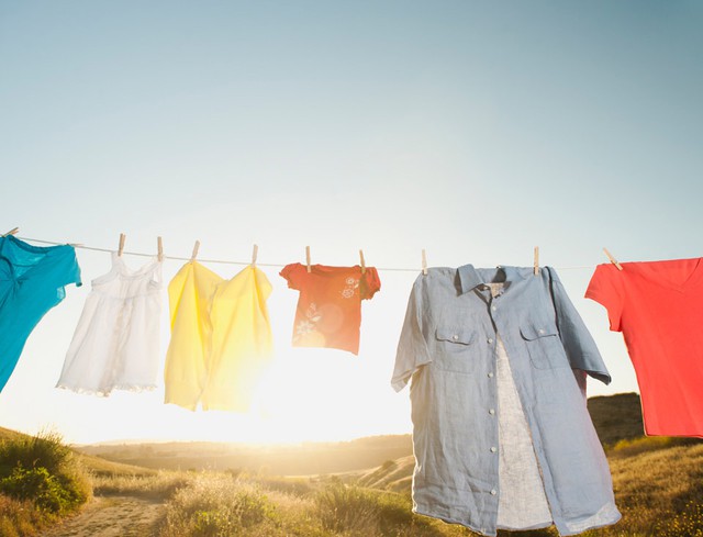 
Phơi quần áo dưới nắng là một cách hiệu quả để tiêu diệt vi khuẩn và mầm bệnh
