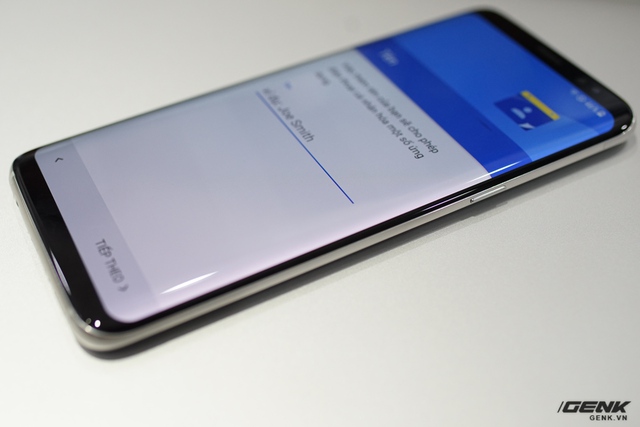  Đương nhiên, không thể bỏ qua màn hình cong của máy. Lần đầu xuất hiện trên Galaxy Note Edge và sau đó là Galaxy S6 edge, nay màn hình cong đã trở thành biểu tượng của smartphone Samsung - và trên Galaxy S8 lần này, đây là đặc điểm mà cả hai phiên bản S8 và S8 đều sở hữu 