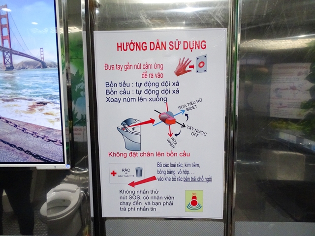  Hướng dẫn sử dụng nhà vệ sinh được dán ở phía bên trong cửa. 