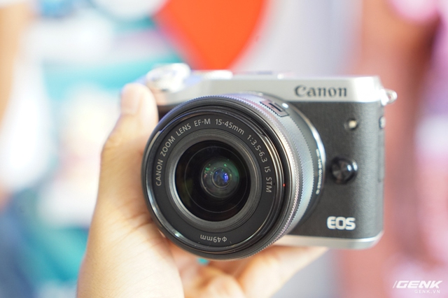  EOS M6 có giá bán chính thức 17,6 triệu đồng (chỉ thân máy). 