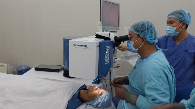  Ứng dụng công nghệ phẫu thuật mắt không chạm SmartSurfACE tại Việt Nam (Ảnh Bệnh viện Mắt TP.HCM) 