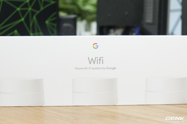  Ở mặt trước là hình ảnh của thiết bị kèm dòng chữ Hệ thống Wi-Fi bởi Google 