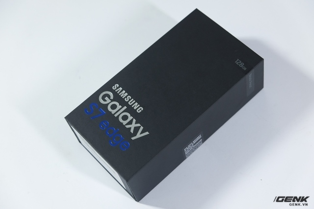  Hộp và phụ kiện của Galaxy S7 edge Black Pearl là tương tự so với các màu sắc khác 