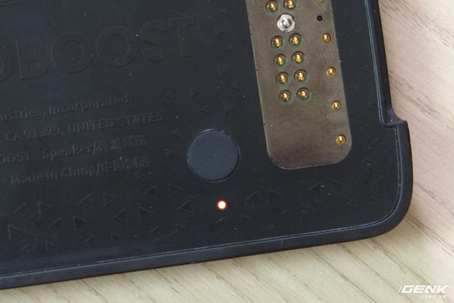  Đèn LED và nút bấm giúp thông báo tình trạng pin 
