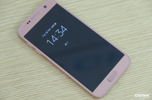 Đây là một chiếc Galaxy S7 Hàn Quốc - có thể dễ dàng nhận ra điều này qua việc máy không có logo Samsung ở mặt trước