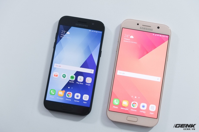  Đây là Galaxy A7 2017 màu hồng và Galaxy A5 2017 màu đen. Galaxy A7 có màn hình 5.7 inch, trong khi A5 là 5.2 inch 