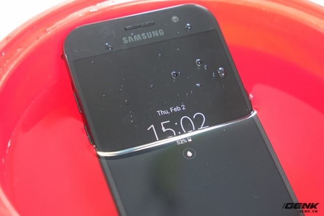  Hai tính năng nổi bật của Galaxy A 2017 là khả năng kháng nước chuẩn IP68 và màn hình luôn bật (Always-on Display) đều được kế thừa từ dòng máy cao cấp Galaxy S7 