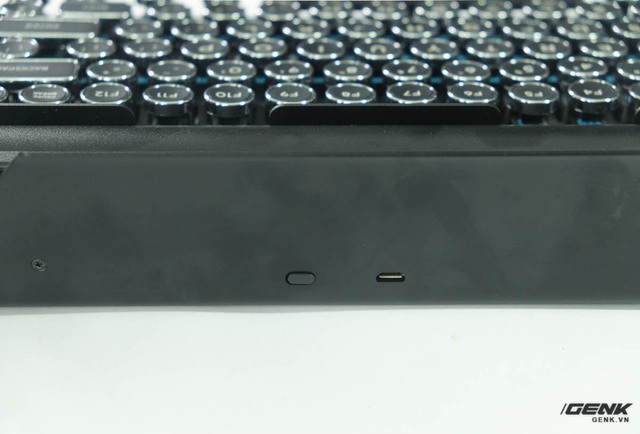  Ở mặt sau của chiếc bàn phím, chúng ta có một cổng microUSB để sạc và nút bấm để tiến hành kết nối với thiết bị 