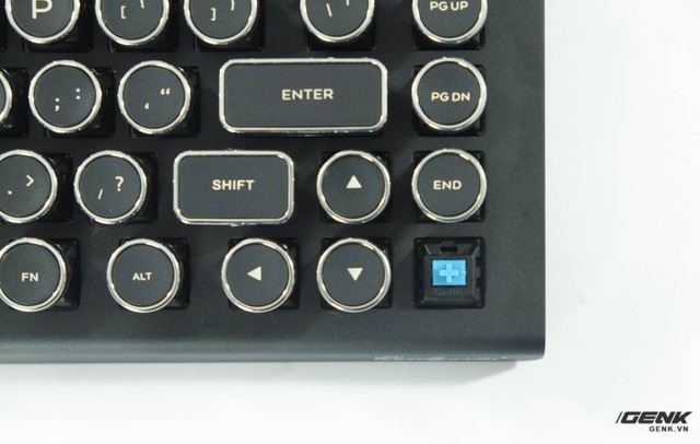  Khi nhấc keycap lên, chúng ta có thể thấy chiếc bàn phím này dùng blue switch do hãng Kailh sản xuất 