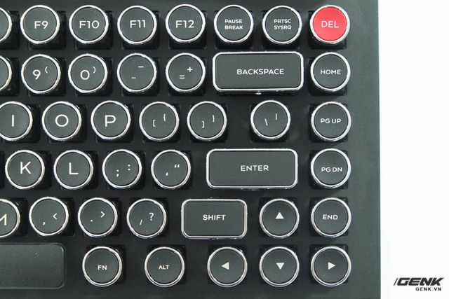  Do khoảng cách giữa các phím là khá lớn, người dùng sẽ cần một thời gian để làm quen với chiếc bàn phím này 