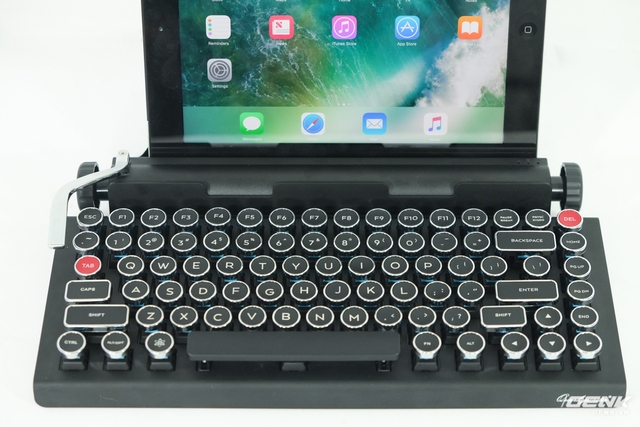  Qwerkywriter và iPad tạo nên một sự kết hợp kỳ lạ giữa mới và cũ, giữa hiện đại và quá khứ 