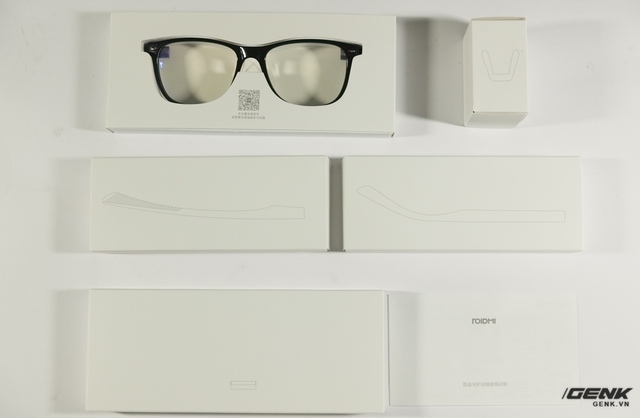  Phụ kiện của chiếc kính bao gồm hai bộ gọng, hai đệm mũi, hộp kính, khăn lau và giấy HDSD 
