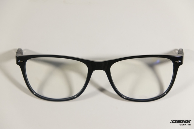  Chiếc kính này sử dụng một lớp phủ Hoya, giúp điều tiết tia cực tím, hạn chế ánh sáng xanh và tăng độ bền 