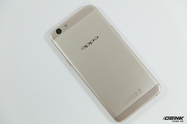  Oppo F1s có mặt lưng được làm bằng kim loại ở giữa, còn ở trên và dưới là nhựa 