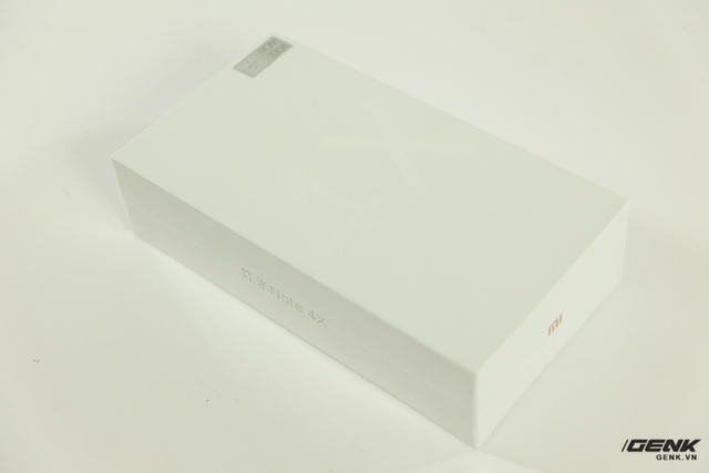  Hộp của Redmi Note 4X tương tự như các dòng máy Xiaomi gần đây khi có thiết kế hết sức đơn giản 