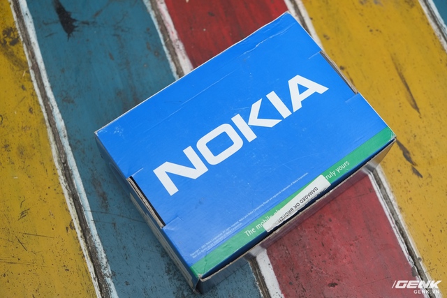  Ở đằng sau hộp là logo Nokia lớn trên nền xanh. 