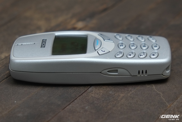  Không phải ngẫu nhiên mà người ta tặng cho Nokia 3310 danh hiệu cục gạch khi nó có độ dày lên đến 22mm (!) 
