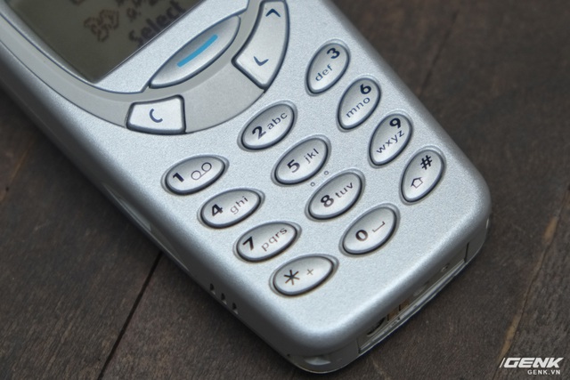  Người dùng sẽ điều khiển giao diện của Nokia 3310 qua cụm phím điều hướng hai chiều, nút chọn và nút C (thoát). Các nút bấm này cũng như bàn phím T9 đều đem lại cảm giác bấm rất tốt. 