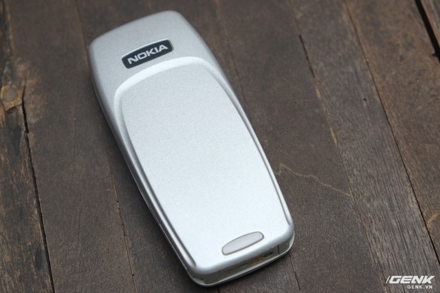  Sau khi dùng smartphone trong một thời gian dài, nhìn mặt sau của Nokia 3310 cảm thấy nó thật đơn giản. Không camera, không đèn flash, không cảm biến vân tay... chỉ có một logo Nokia duy nhất và nút bấm để tháo nắp lưng. 