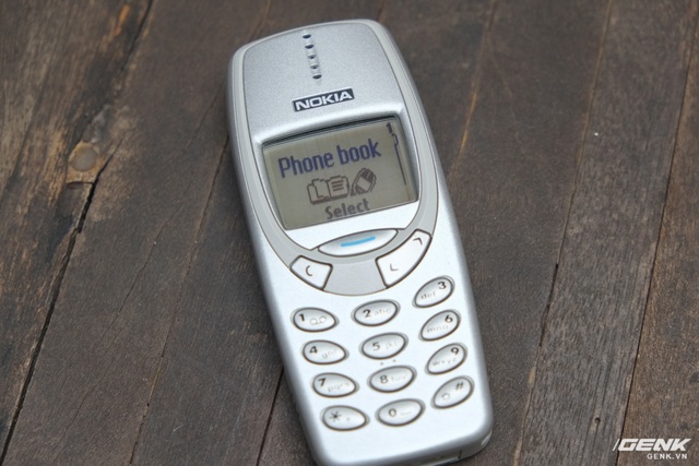  Và giây phút mà các bạn chờ đợi đã đến. Đây là chiếc Nokia 3310 phiên bản màu bạc với màn hình đen trắng và bàn phím T9 quen thuộc 