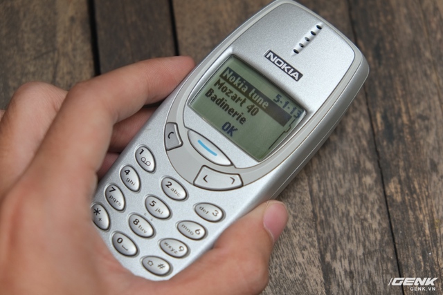  Với sứ mệnh sinh ra để kết nối con người, không khó để thấy Nokia 3310 hoàn thành xuất sắc nhiệm vụ của một chiếc điện thoại. Tuy chỉ có chuông đơn sắc, nhưng âm lượng của nó thì cực to. Kết hợp với khả năng rung mạnh, bạn có thể tự tin mình sẽ không bao giờ lỡ một cuộc gọi nào. 