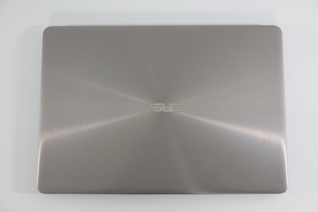  Asus ZenBook UX410U được làm chủ yếu bằng kim loại 