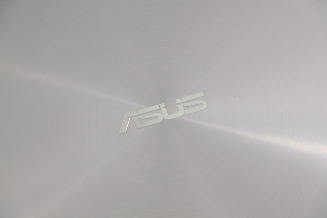  Ở nắp là logo Asus với những vòng tròn đặc trưng của hãng 