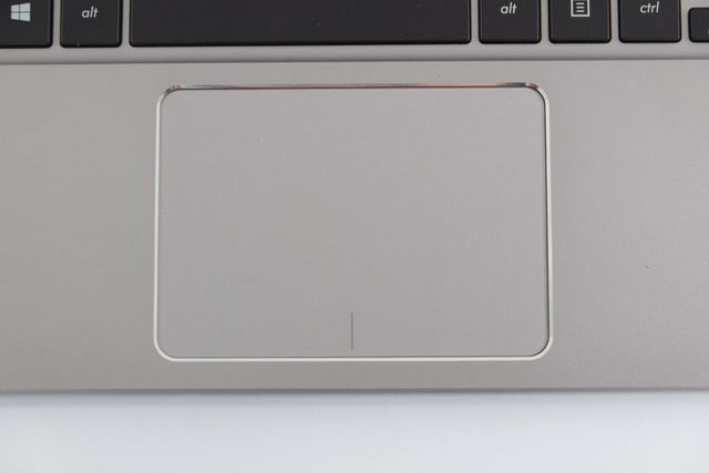  Trackpad được phủ kính, cho cảm giác mượt mà khi người dùng lướt ngón tay ở trên​ 