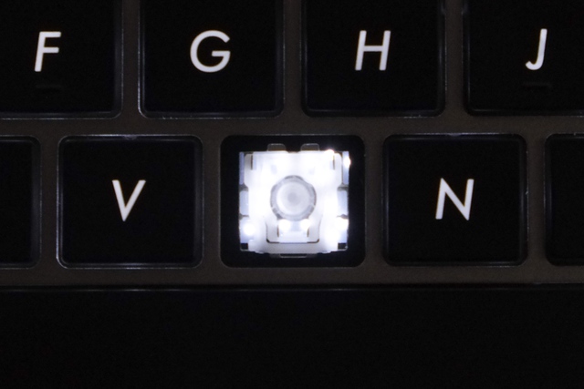  Bàn phím này cũng được tích hợp đèn nền, giúp người dùng làm việc dễ dàng hơn trong bóng tối 