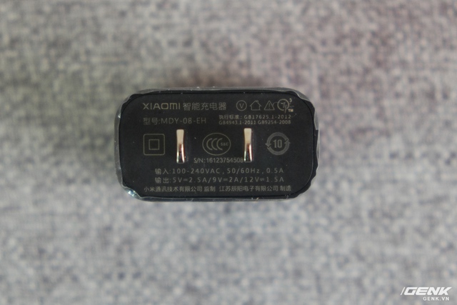  Củ sạc này hỗ trợ sạc nhanh với ba dòng ra 5V-2.5A, 9V-2A và 12V-1.5A 