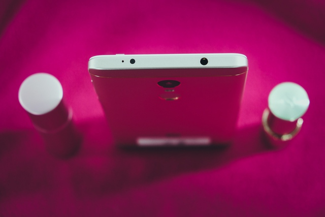  Redmi Note 4X sở hữu hai tính năng mà ngay cả iPhone 7 Plus giá gấp 5 lần cũng không có, đó là cổng hồng ngoại (giúp điều khiển các thiết bị trong nhà như TV, điều hòa...) và jack cắm tai nghe 3.5mm. 