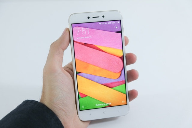  Nhờ kích thước màn hình 5 inch vừa vặn, cảm giác trên tay của Redmi 4X là rất thoải mái 