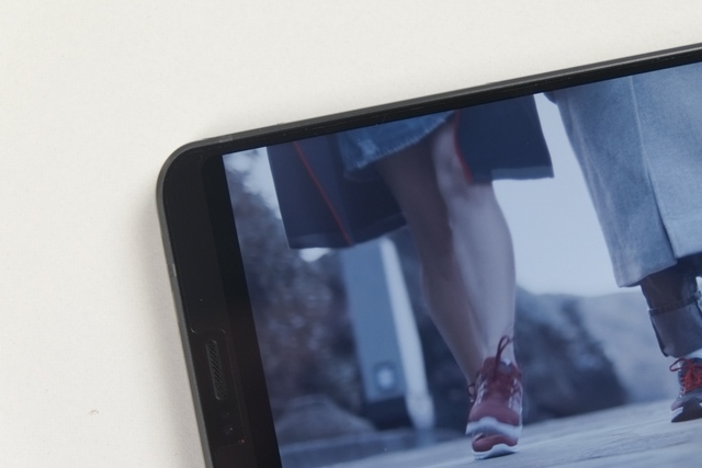  Với các video 16:9, màn hình của LG G6 sẽ xuất hiện hai viền đen ở hai bên 