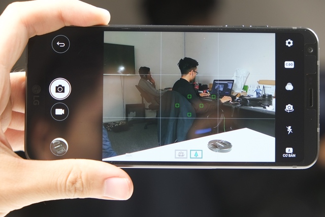  Với hệ thống camera kép của LG G6, người dùng có thể chuyển đổi giữa khả năng chụp ảnh góc rộng/góc thường một cách linh hoạt 