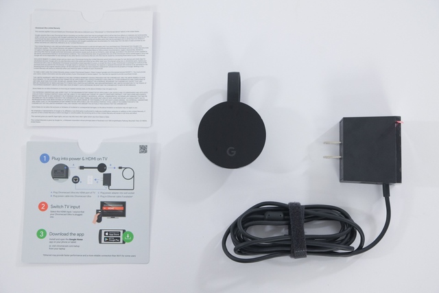  Bên trong hộp của Chromecast Ultra gồm thiết bị, adapter nguồn và giấy HDSD 