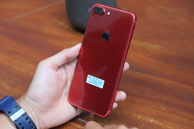  Và đây là nhân vật chính của chúng ta: chiếc iPhone 7 Plus màu đỏ 